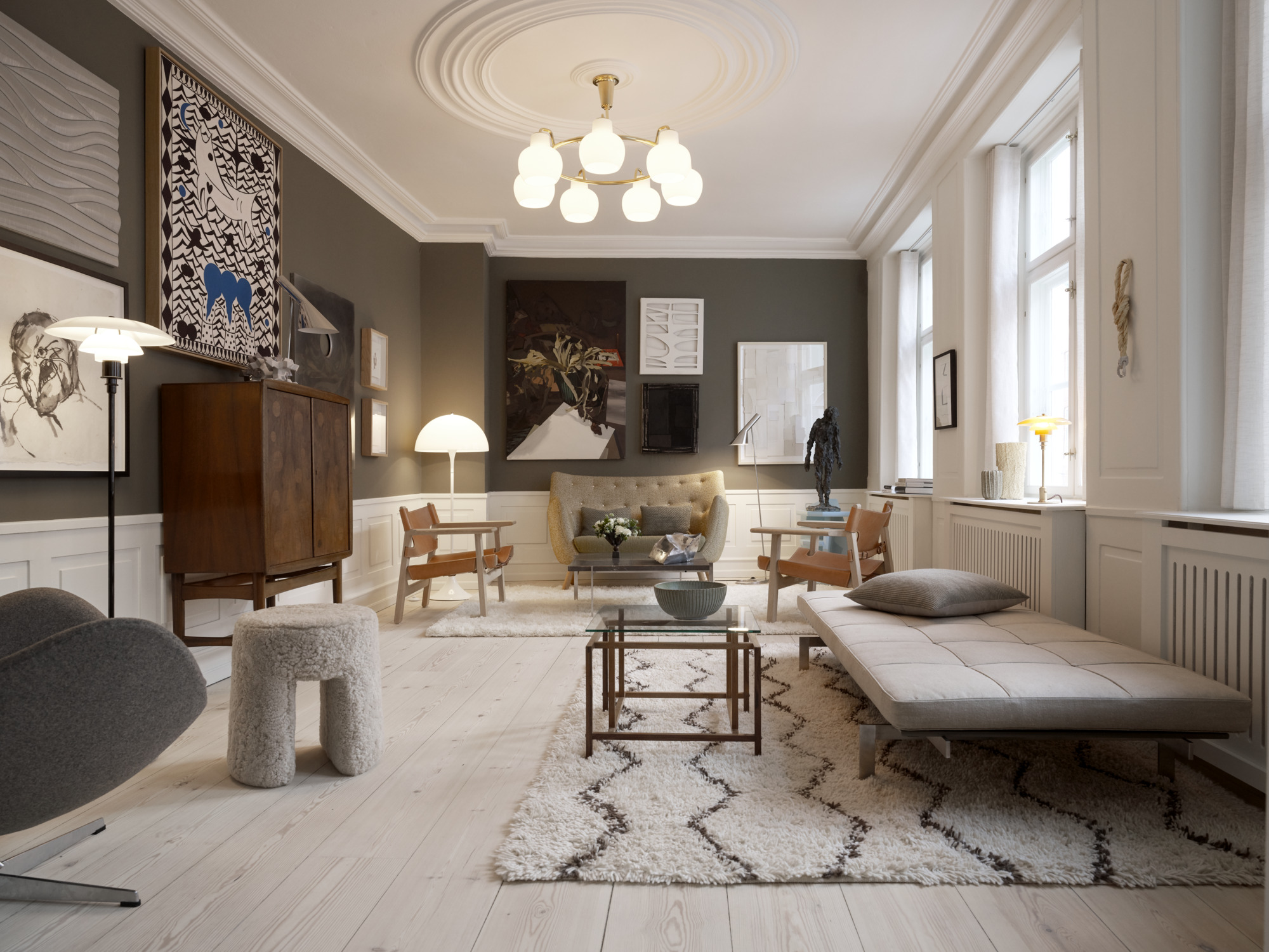 Modern living room with Louis Poulsen light lit up around the room creating islands of light, © 2025 Louis Poulsen.
